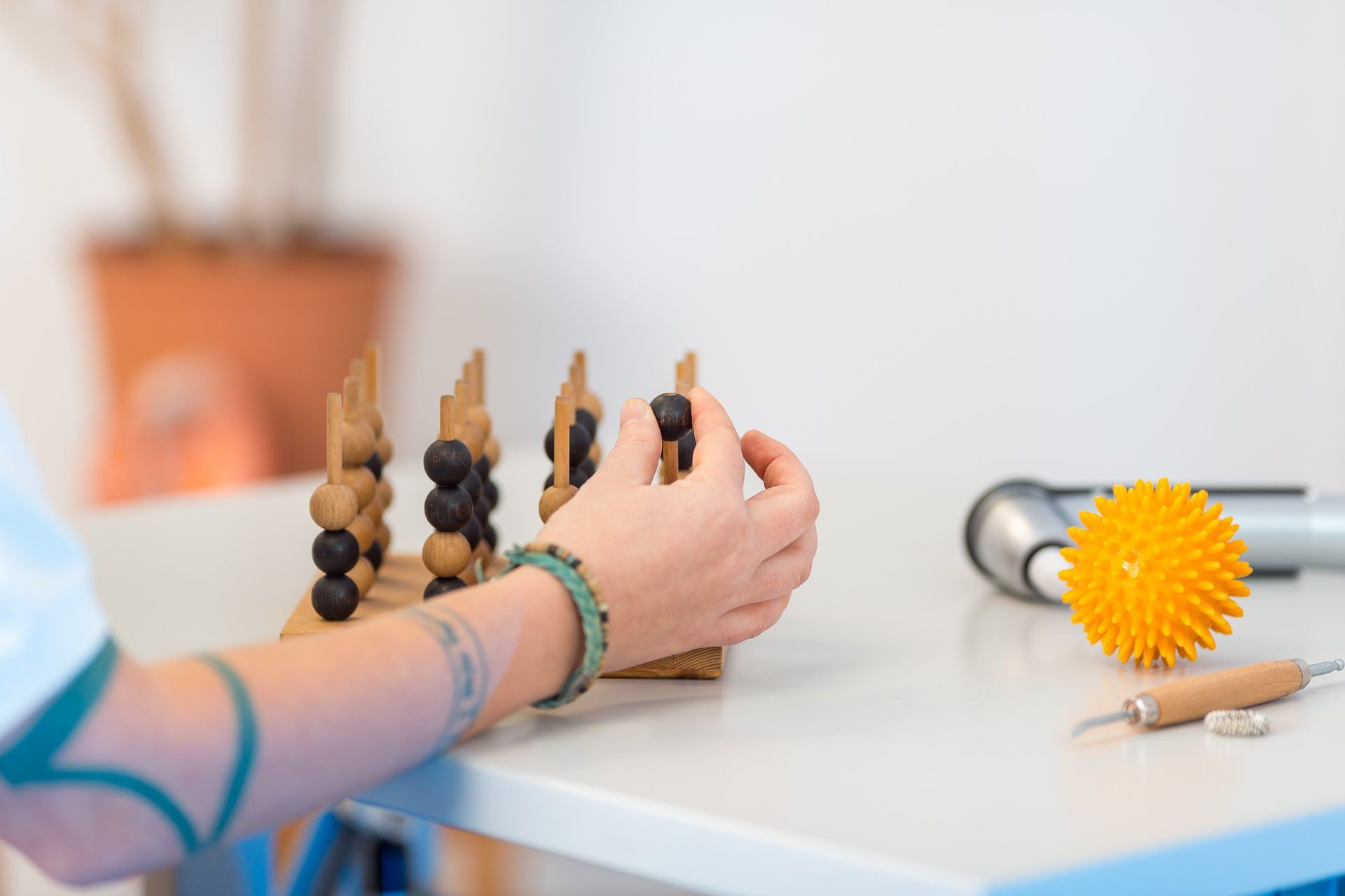 Heller Behandlungsraum mit Therapieliege der Physiotherapie Dresden Mickten