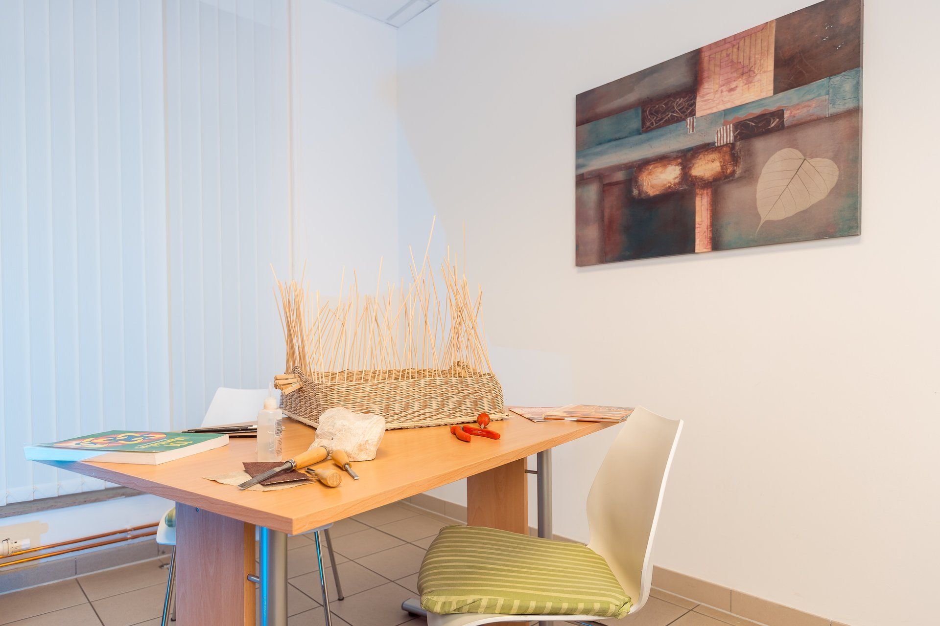 Ergotherapie-Arbeitsplatz mit Werkmaterial und Handwerk im GRZ Sternstraße Dresden
