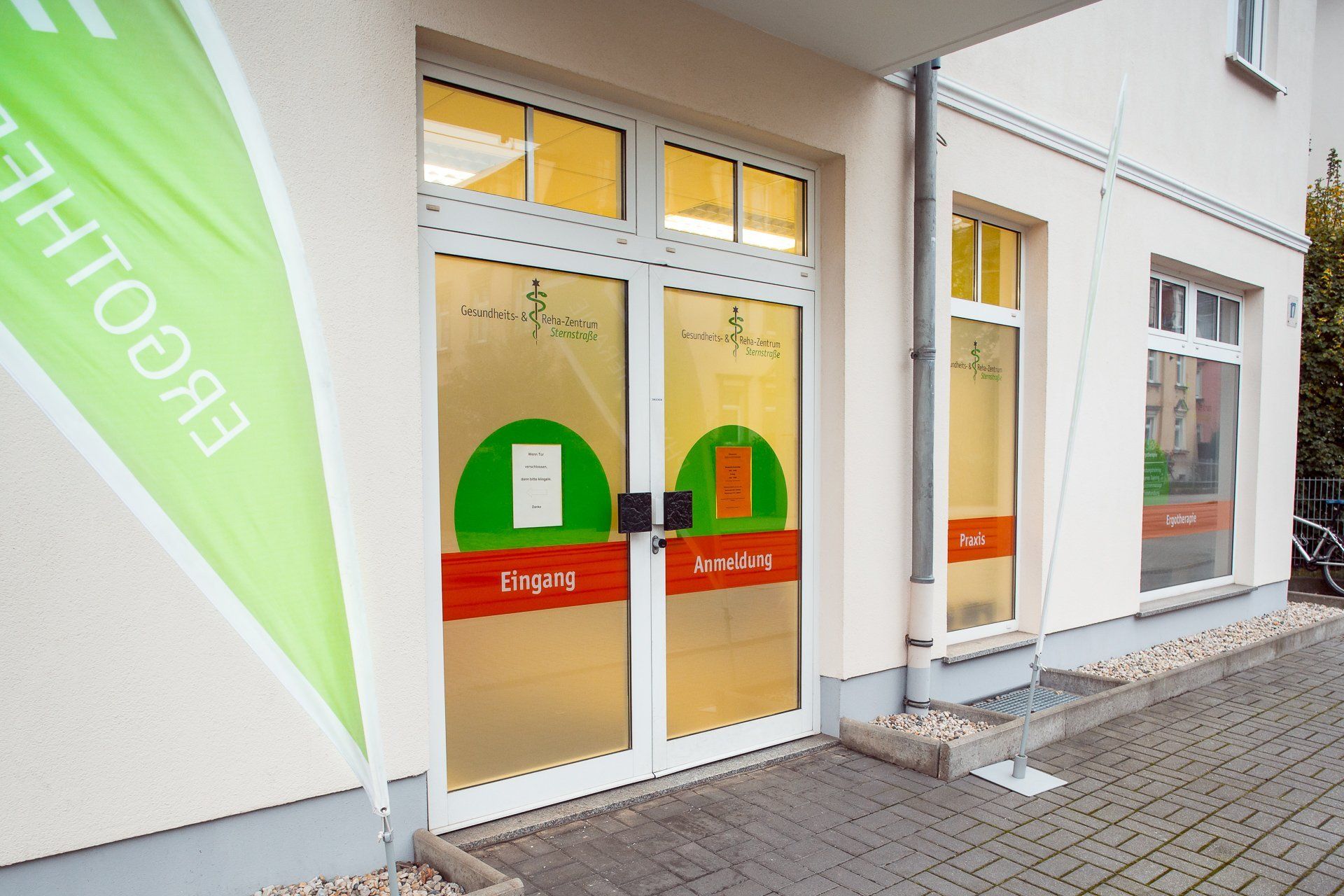 Eingang und Anmeldung der Praxis GRZ Sternstraße 17 in Dresden