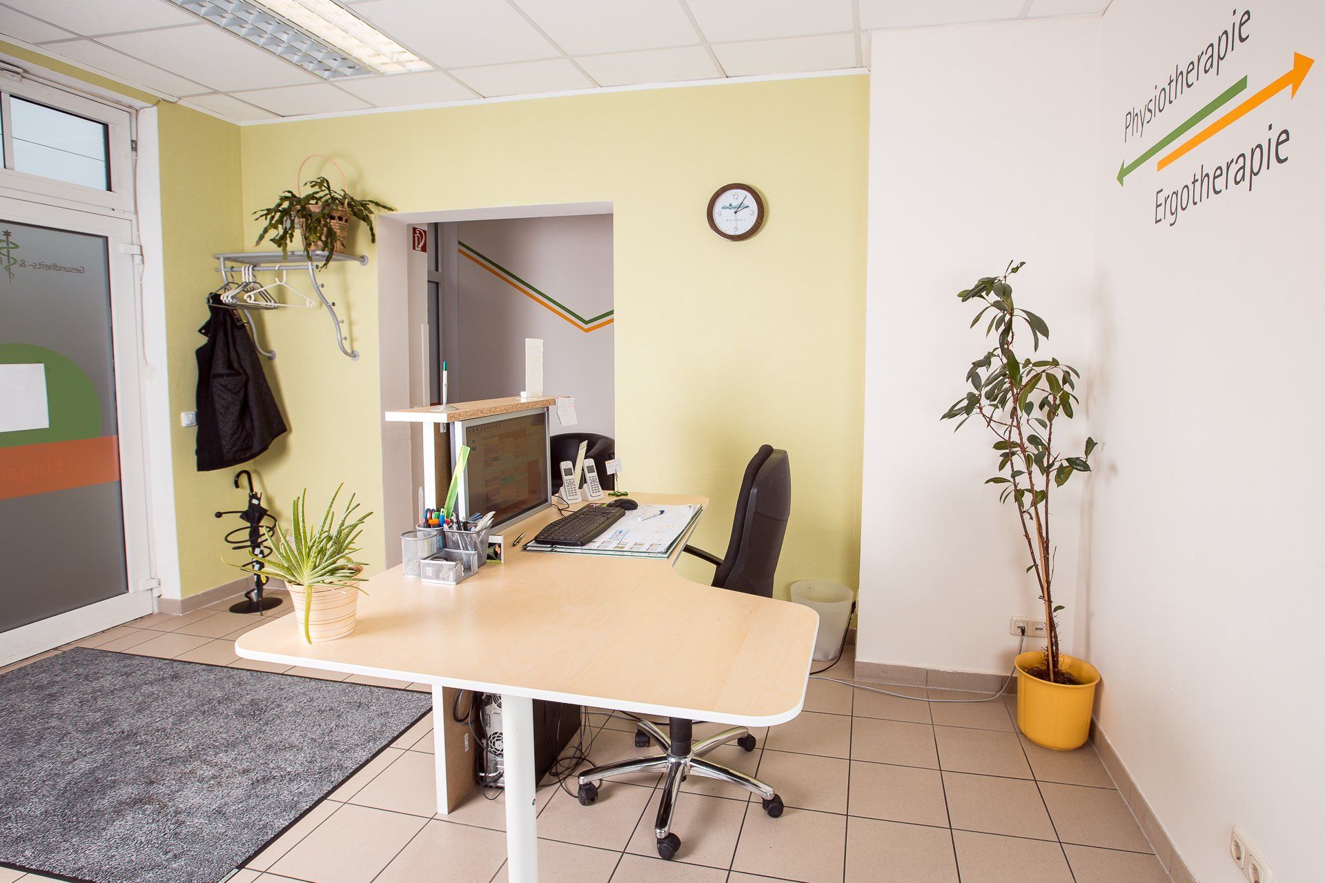 Anmeldung und Empfang der Praxis GRZ Sternstraße Dresden mit Physiotherapie- und Ergotherapie-Wegweiser